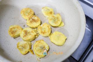 锅里放入少许植物油 小火煎至两面金黄即可