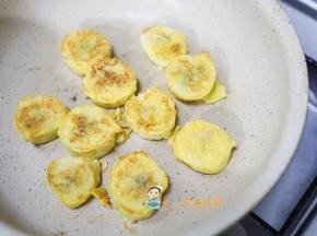 锅里放入少许植物油 小火煎至两面金黄即可