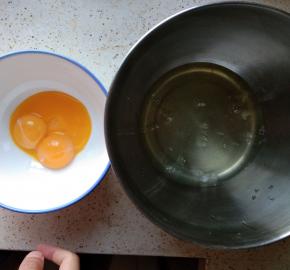 蛋清蛋黄分离，蛋清放入无水无油的盆中