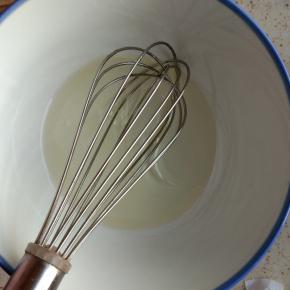 牛奶，白砂糖，玉米油搅拌均匀