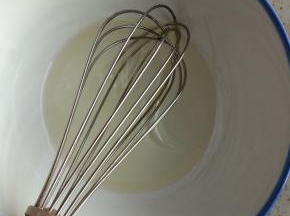 牛奶，白砂糖，玉米油搅拌均匀