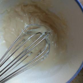 筛入低筋粉，“Z”字搅拌均匀，不可画圈搅拌，以免出筋，影响蛋糕口感