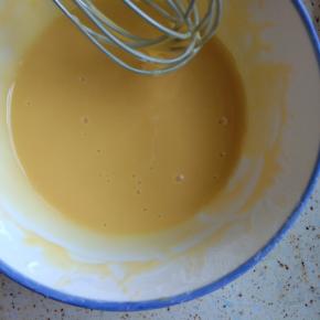 加入蛋黄，“Z”字搅拌均匀
预热烤箱170度