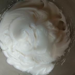 蛋清中加入三分之一的白砂糖，高速打发，打发到大气泡加入剩下二分之一白砂糖，打发到细腻蛋白霜加入剩下白砂糖，低速打发出现小尖角，说明已经到干性发泡状态，打发不到位会导致蛋糕回缩或是蛋糕长不高