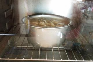 把蛋糕糊倒入模具中，模具轻轻震几下，震出大气泡，立即放入烤箱中170度40分钟，温度和时间需要大家根据自己的烤箱去调整