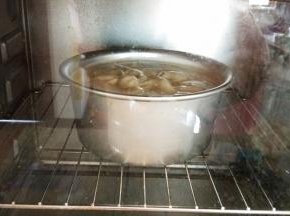 把蛋糕糊倒入模具中，模具轻轻震几下，震出大气泡，立即放入烤箱中170度40分钟，温度和时间需要大家根据自己的烤箱去调整