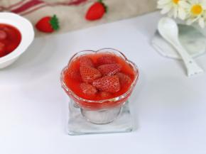 草莓的外观呈心形，色泽鲜艳，果肉多汁，香味浓郁。