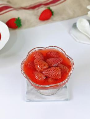 现在草莓正当季，过了5月末就差不多下市了，抓住这草莓丰收的季节吃起来。