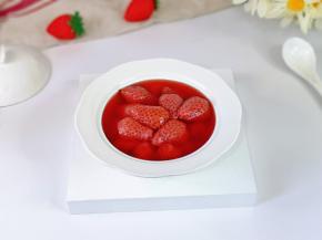 做好的罐头用玻璃瓶装好后密封，晾凉放入冰箱冷藏，吃的时候提前半小时从冰箱拿出来，炎热的夏天，来一碗冰镇的罐头是多么的凉爽。