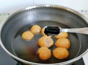 加入一勺生抽。