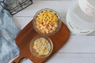 小米和糯米清洗干净，玉米剥粒，红薯去皮切成小块。