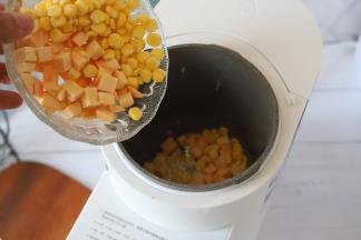 将所有食材放入豆浆机的搅拌杯内。