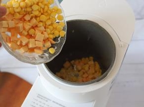 将所有食材放入豆浆机的搅拌杯内。