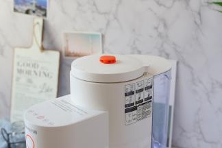 搅拌杯盖子顺时针方向旋转，锁紧。