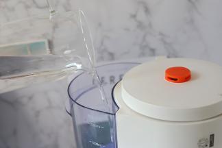 打开水箱盖子，倒入清水。