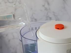 打开水箱盖子，倒入清水。