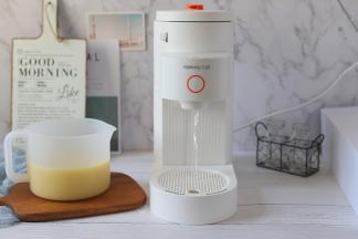 制浆结束之后，米糊自动进入接浆杯中。取走接浆杯，豆浆机进入“清洗”程序，水流进余水盒内。