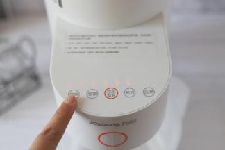 轻触功能键，选择“米糊”程序，容量“0.9升”。