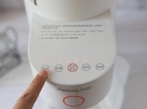 轻触功能键，选择“米糊”程序，容量“0.9升”。