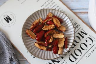 红枣洗净，去核剪成小块。