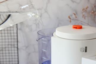 水箱中加入清水。