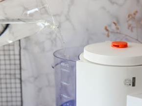 水箱中加入清水。