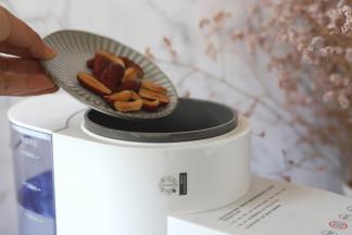 将所有食材倒入搅拌杯中。