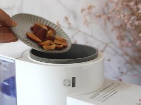 将所有食材倒入搅拌杯中。