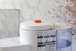 搅拌杯盖子顺时针方向旋转，锁紧。