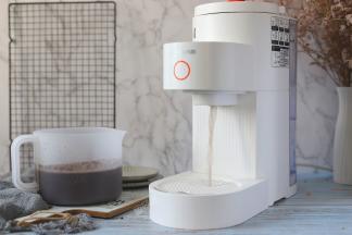 制浆结束之后，豆浆机开始“清洗”，清洗的水会流进余水盒内。