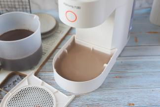 余水盒可以很方便取走，倒出水，冲洗一下就干净。