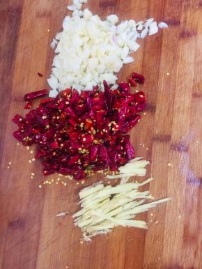 提前泡好的干辣椒切成段，蒜瓣剥皮拍碎，生姜切成丝备用！