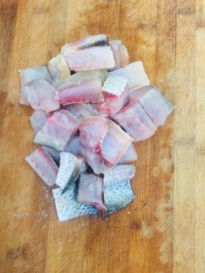 鱼处理干净，切成小块儿备用！