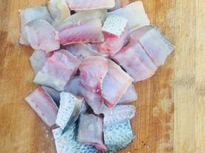 鱼处理干净，切成小块儿备用！