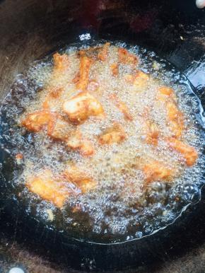 炸好的鱼块儿再次放进锅里复炸一遍，让鱼块儿表皮更焦酥！