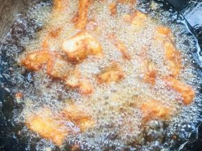 炸好的鱼块儿再次放进锅里复炸一遍，让鱼块儿表皮更焦酥！