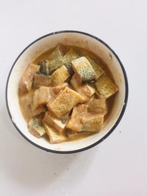 鱼块儿中放入生抽，料酒，蛋清，盐，胡椒粉，淀粉抓拌均匀腌制20分钟！