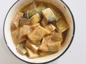 鱼块儿中放入生抽，料酒，蛋清，盐，胡椒粉，淀粉抓拌均匀腌制20分钟！