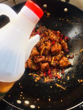 放入两勺香醋炒匀，再焖一会儿！可以很好的去除鱼腥味儿，也让鱼块儿更入味儿！