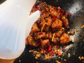 放入两勺香醋炒匀，再焖一会儿！可以很好的去除鱼腥味儿，也让鱼块儿更入味儿！