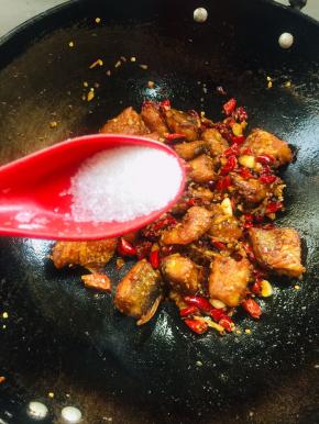 放入一勺糖调味儿！