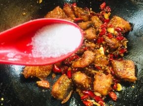 放入一勺糖调味儿！