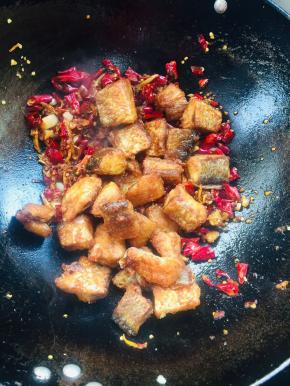 放入炸好的鱼块儿翻炒片刻！