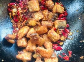 放入炸好的鱼块儿翻炒片刻！