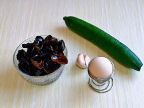 准备食材，黑木耳提前泡发。