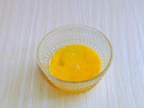 鸡蛋磕碗里，用筷子打散。