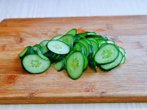 黄瓜洗干净切片。