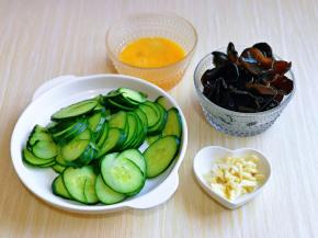 大蒜去皮切碎，准备工作完成。