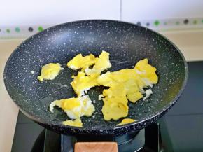 起油锅，倒入蛋液，小火煎至表面凝固，用铲子铲小块，盛出备用。