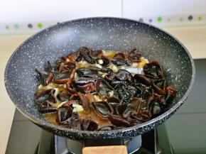 小火翻炒均匀，将木耳烧熟。